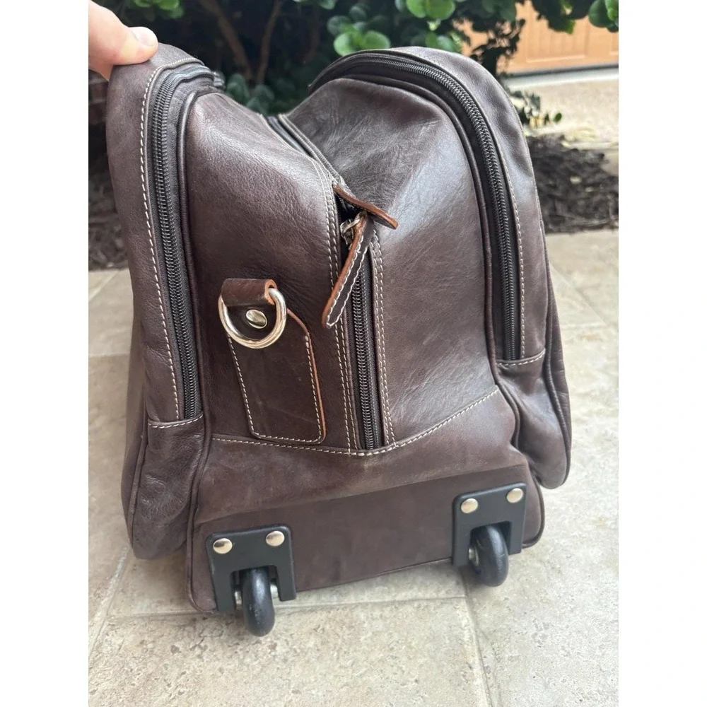 ⭐️Old Angler Italy Brown Leather Travel Bag⭐️2 Wheels Strap Outside Zip Pocket⭐️